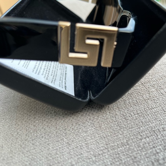 CLASSY NEW Genuine VERSACE ROCK ICONS Black Gold Greca Sunglasses VE 4296 GB1/87 - Picture 1 of 4